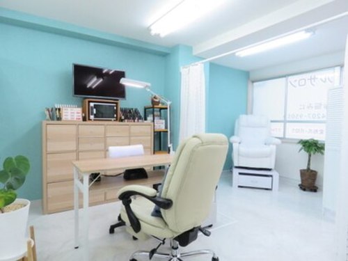 カルカルフット アンド カルネイルサロン(Karu karu foot & Karu nail salon)(東京都新宿区新宿1-19-6ISビル203号室)